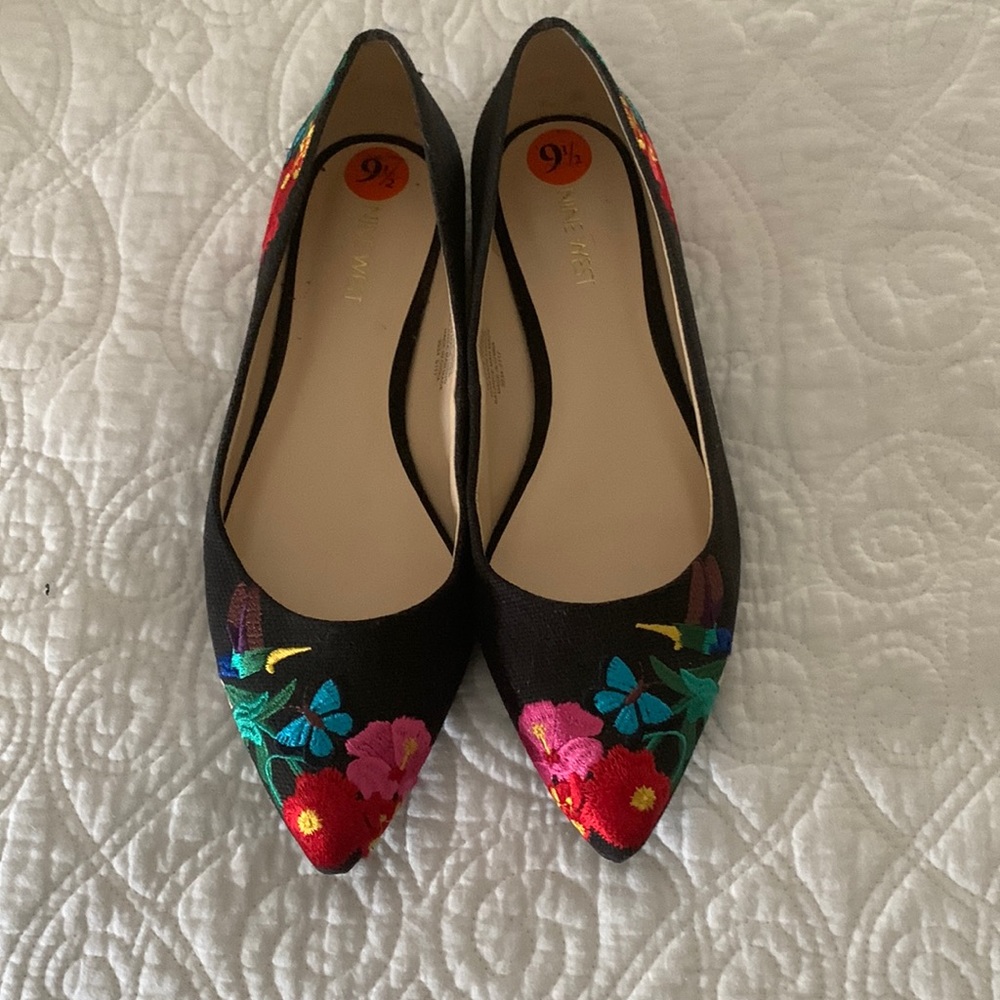 Nine West black cloth flats with embroidered flowers